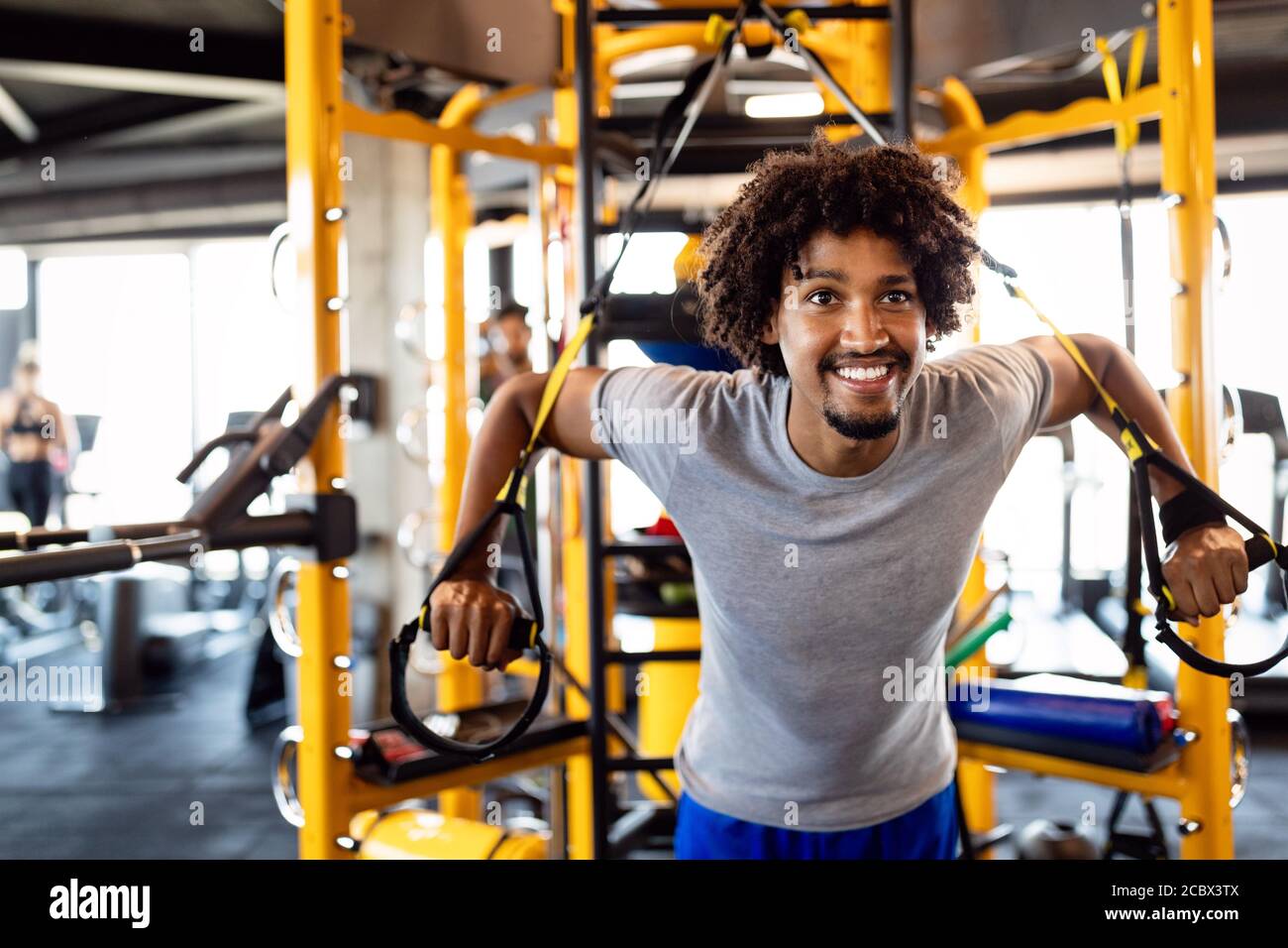 Mann Training mit trx fitness Bänder in der Turnhalle. Workout gesunder Lebensstil Sport Konzept Stockfoto