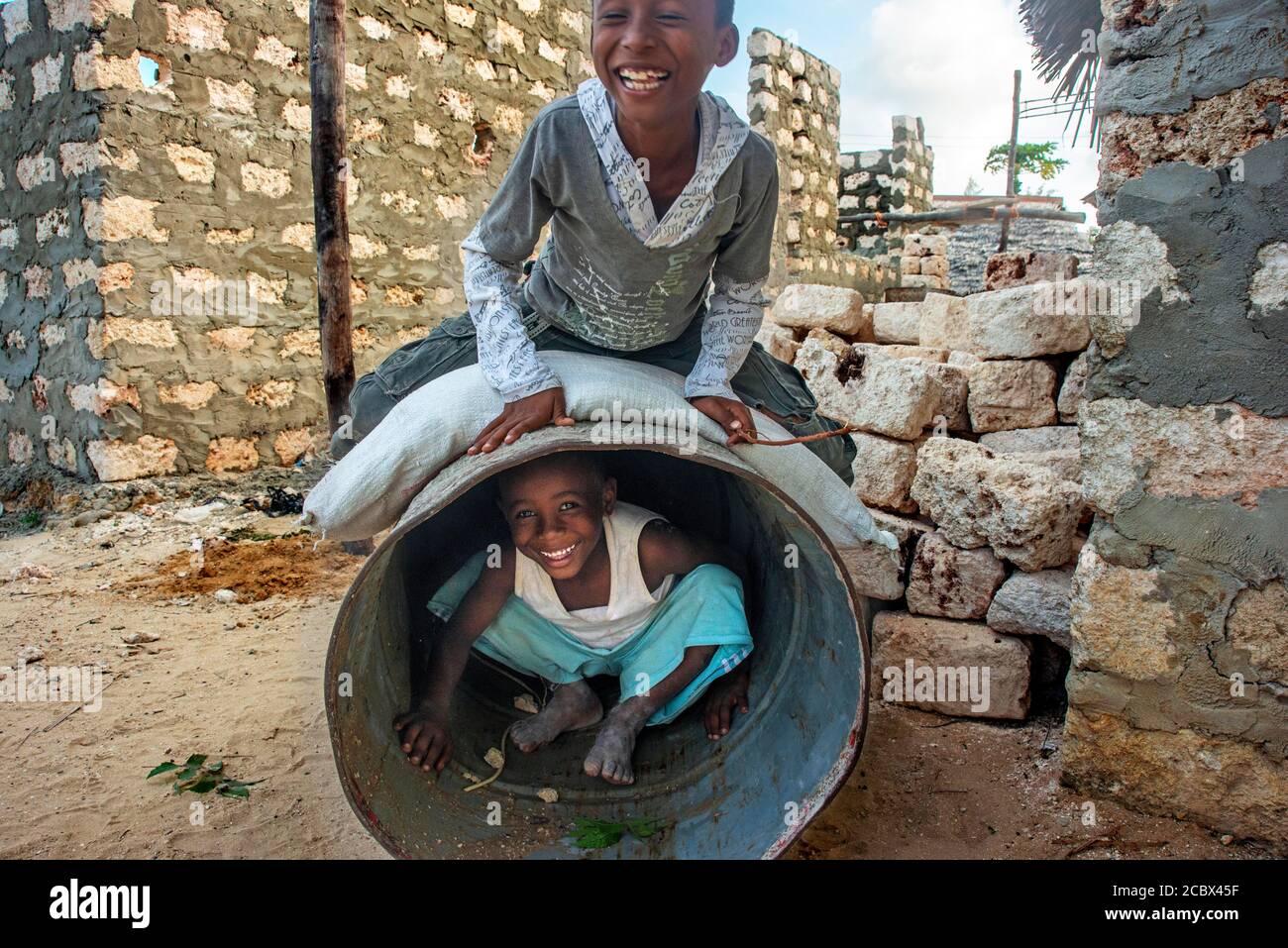 Kinder aus dem Slum des Departements Wiyoni im Norden Der Lamu Insel in Kenia Stockfoto