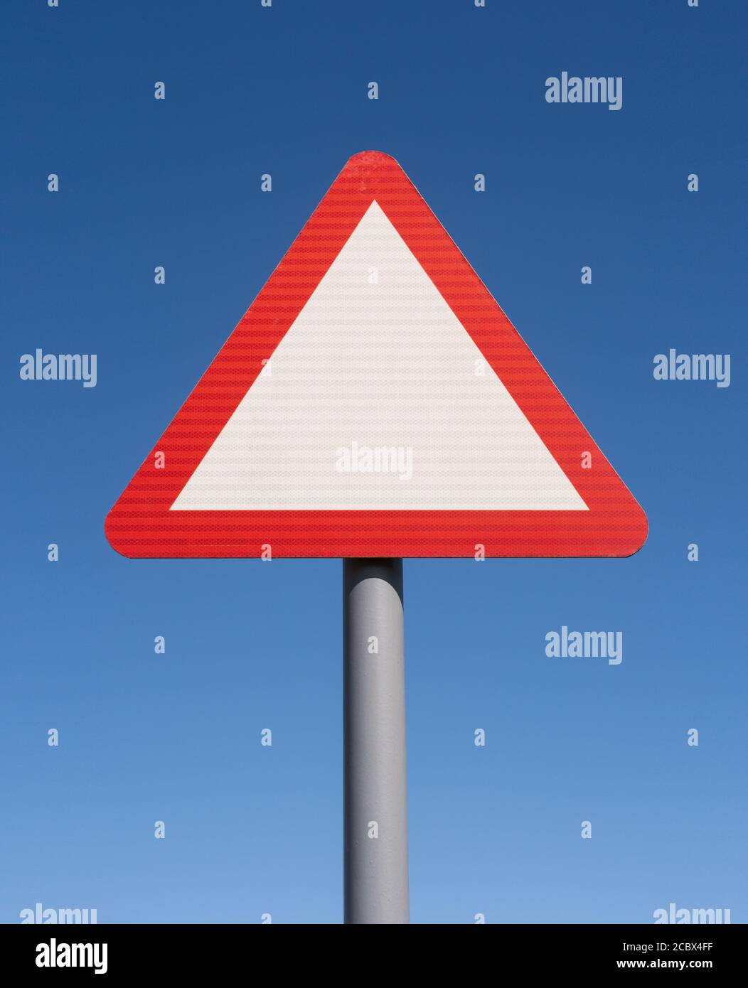 Leere Dreieck Warnschild mit blauem Himmel Hintergrund. Hertfordshire. VEREINIGTES KÖNIGREICH Stockfoto