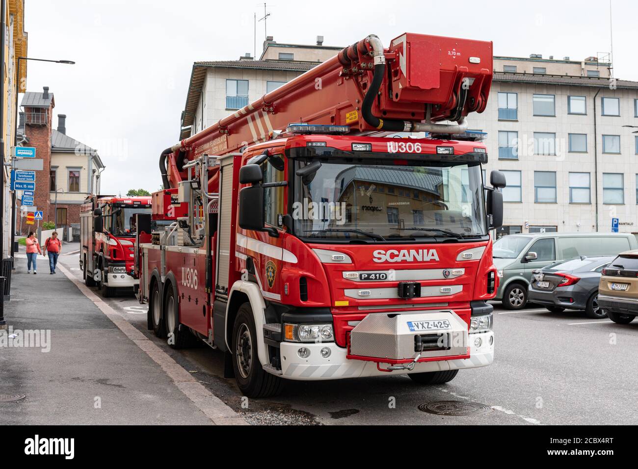 Roter Scania Feuerwehrmotor mit Manlift in Porvoo, Finnland Stockfoto