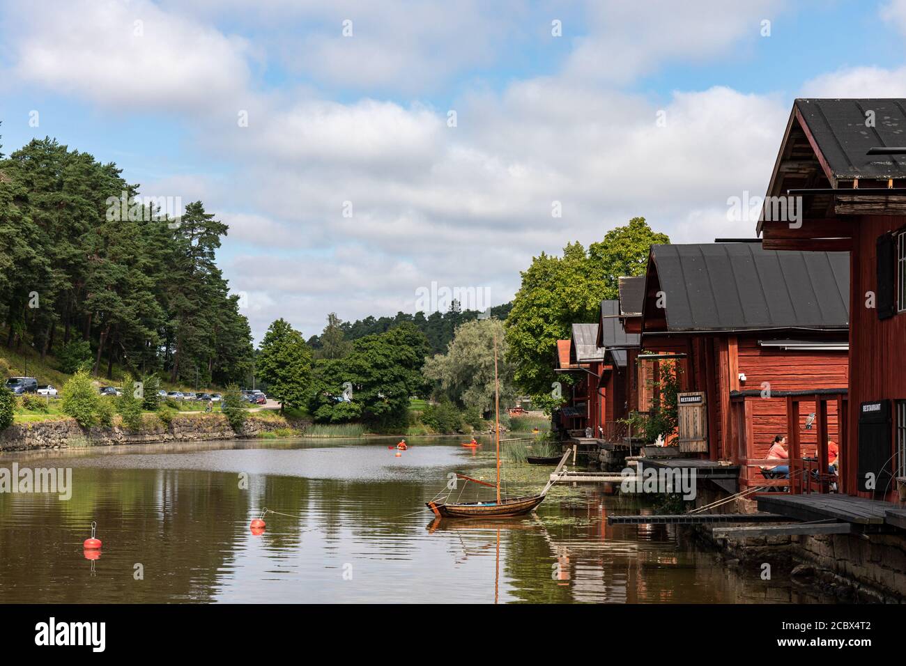 Alte rot-ockerfarbene Holzlagergebäude am Fluss Porvoonjoki in Porvoo, Finnland Stockfoto
