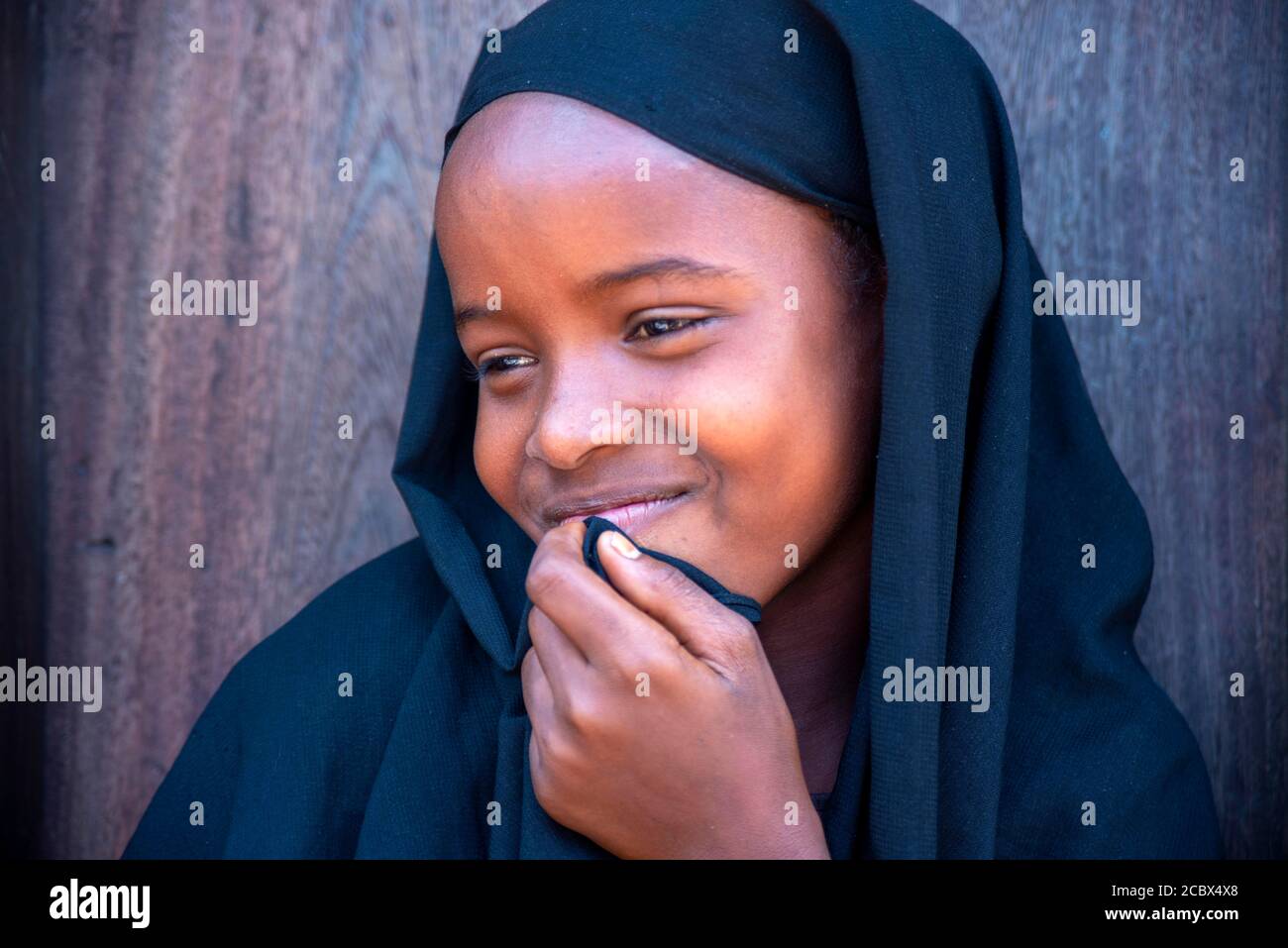 Lustiges suaheli-Mädchenportrait in den Streifen der Stadt Stadt Lamu in Kenia Stockfoto