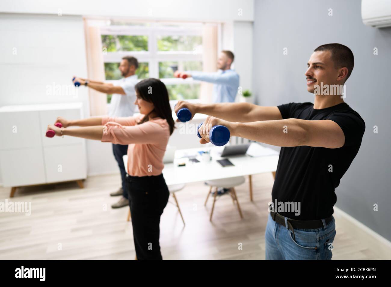 Office Wellness Übungen Für Gruppen Von Verschiedenen Menschen Stockfoto