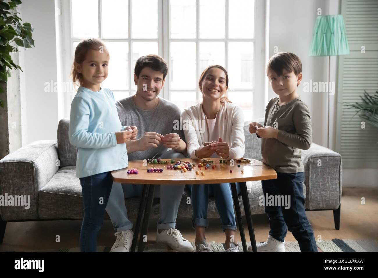 Portrait der fröhlichen vollen Familie in Hobby-Tätigkeit beteiligt. Stockfoto