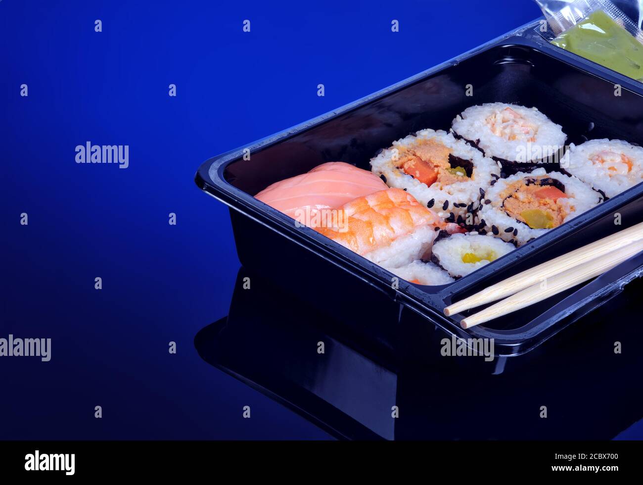 Japanische Meeresfrüchte Sushi-Set im Takeaway-Paket, zum Mitnehmen, Stockfoto