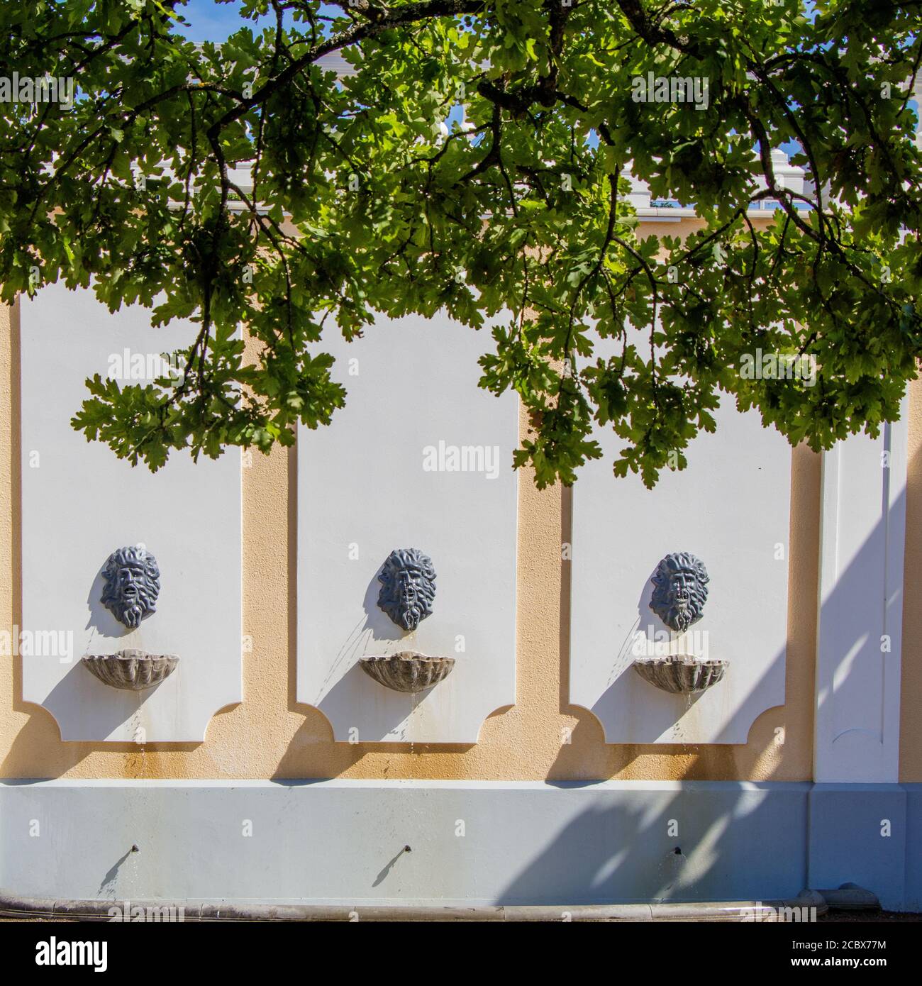 3 Trinkbrunnen wie Tränen aus den Augen in der park von Kadriorg Palast Stockfoto