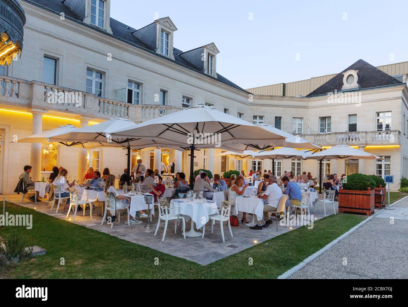 Leute, die abends im Hotelrestaurant essen; Chateau Belmont Hotel, Tours France; ein Luxushotel im Loire-Tal Frankreich Europa Stockfoto