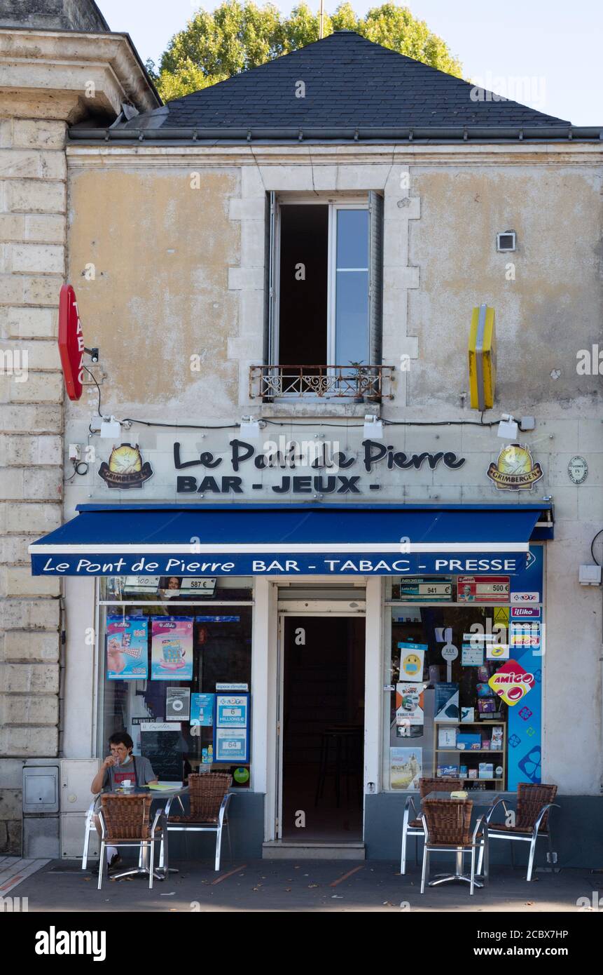 Frankreich Café; EIN Mann, der draußen in einem französischen Café sitzt, Beispiel des traditionellen französischen Lebensstils, Tours, Loire-Tal, Frankreich Europa Stockfoto