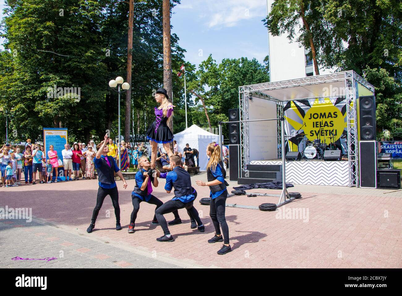 Aufführung einer Gruppe von Turnern auf dem traditionellen Sommerfest der Jomas Street . Stockfoto