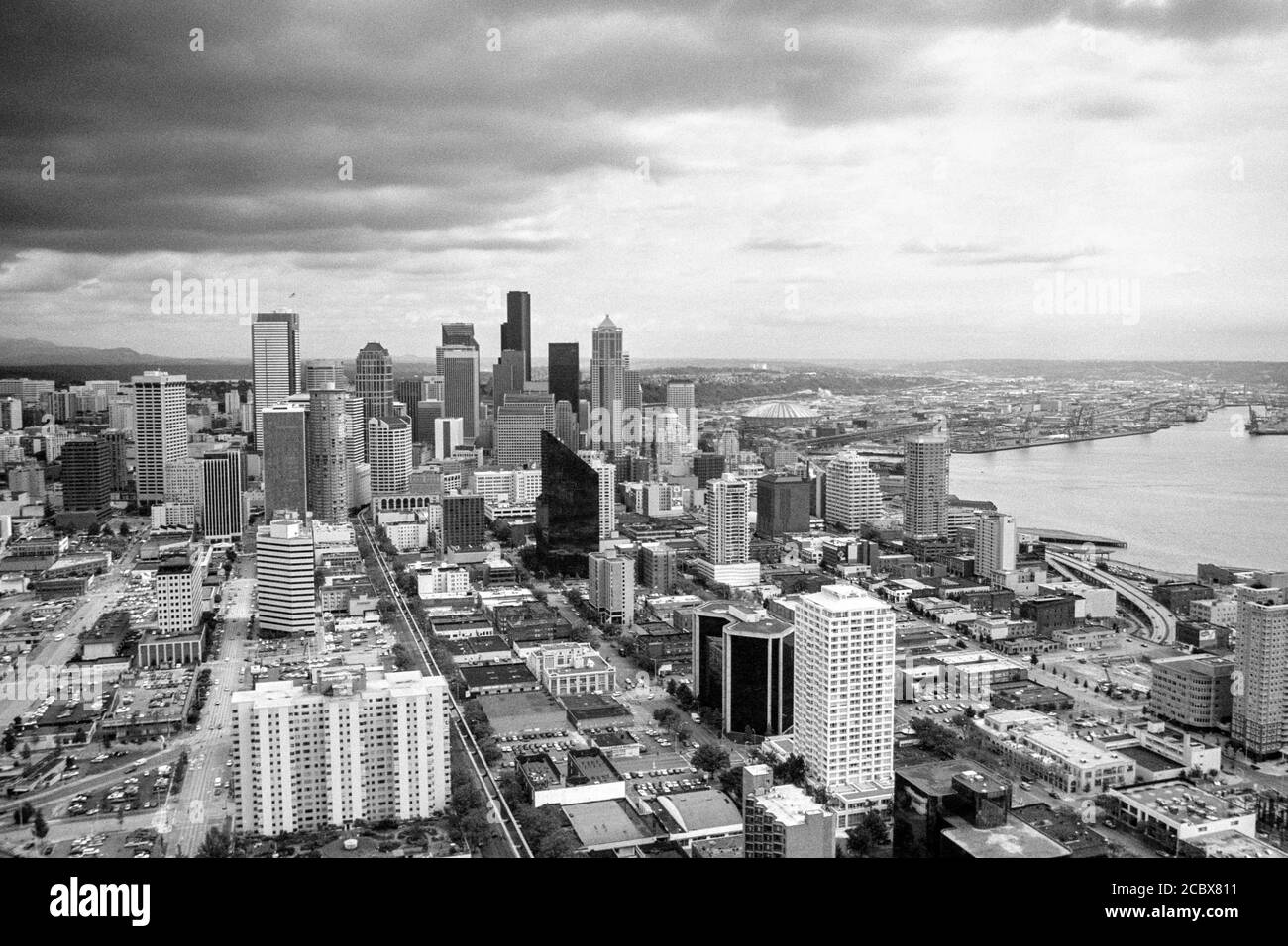 Schwarz-Weiß-Archiv 1992 Stadtbild von Downtown-Gebäuden und pazifik-Uferpromenade im verregneten Seattle, Washington, USA. Stockfoto