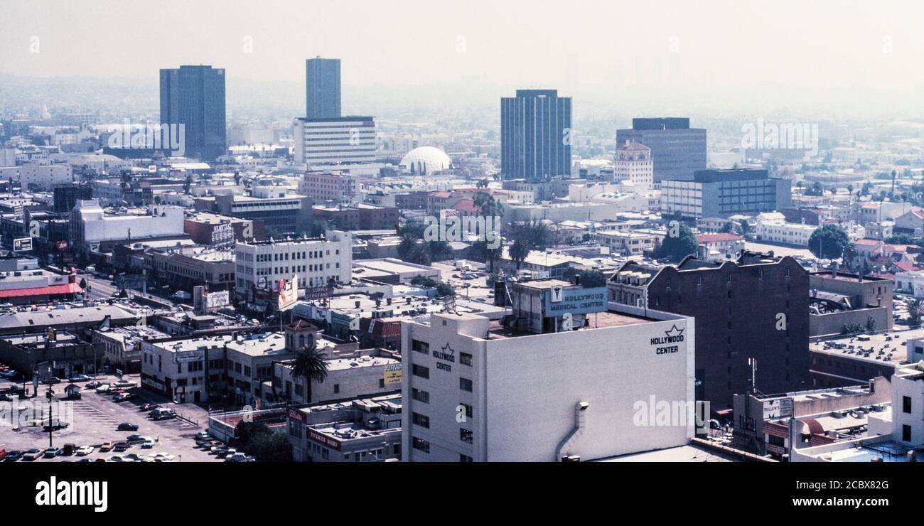 Panoramablick auf die verrauchte Innenstadt von Hollywood in der Nähe der Highland Ave in Los Angeles, Kalifornien. Aufgenommen Im März 1981. Stockfoto