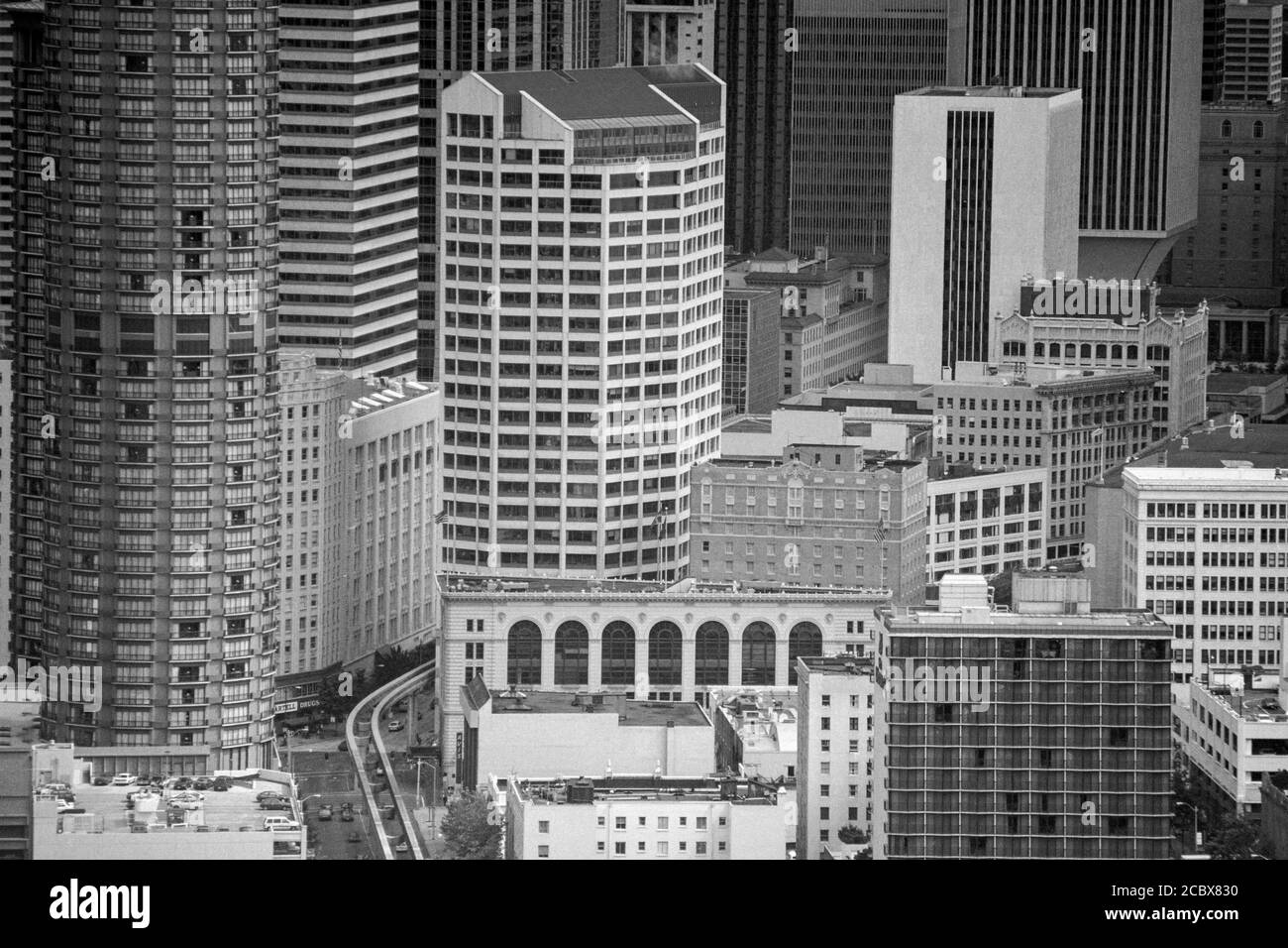 Schwarz-Weiß 1992 archivierte Stadtansicht von Innenstadtgebäuden und Türmen in Seattle, Washington, USA. Stockfoto