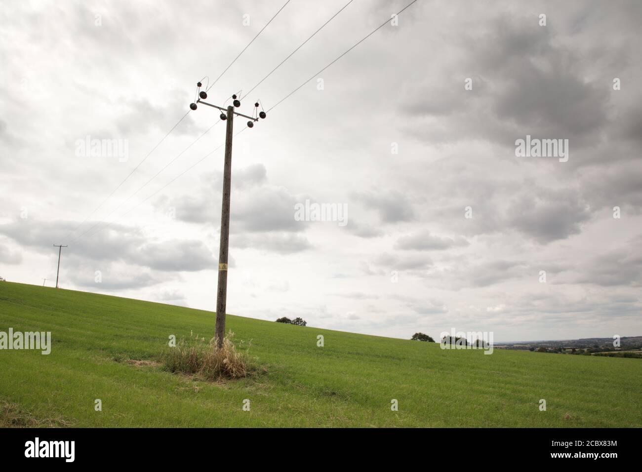 Kleine Stromleitungen auf Ackerland in england Stockfoto