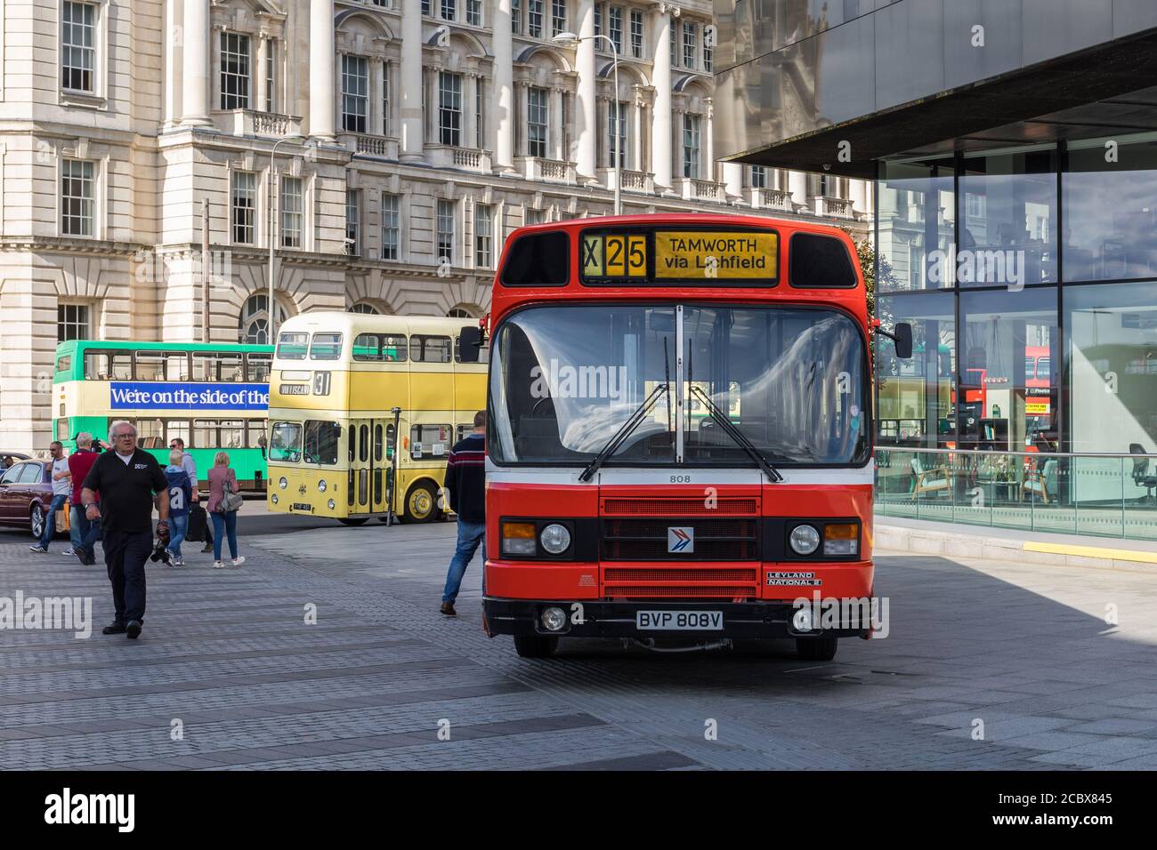 Alte Midland Red Chaserider Bus am Pier Head, Liverpool, Großbritannien Stockfoto