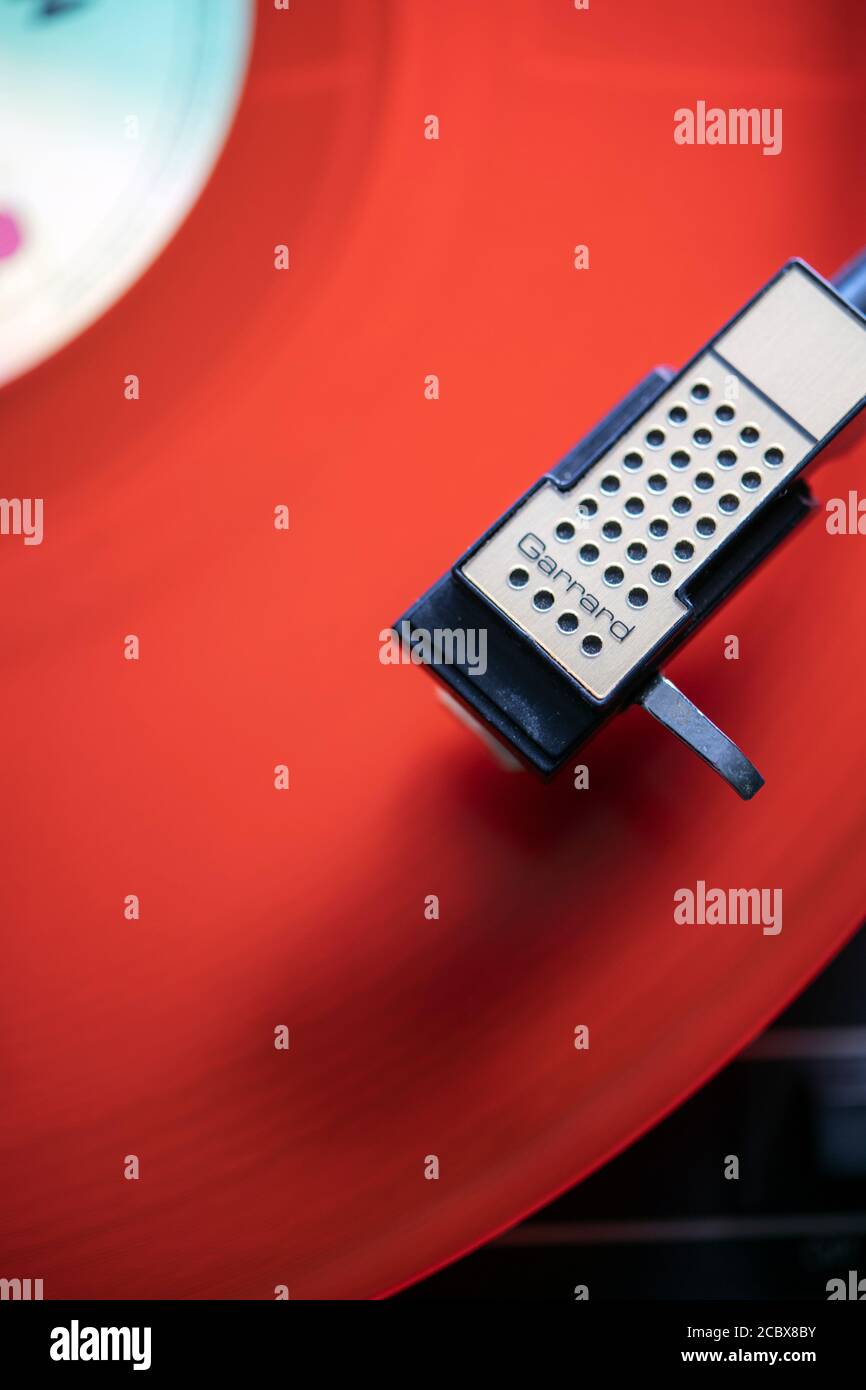 Rote Vinyl-Platte auf einem Plattenspieler Stockfoto