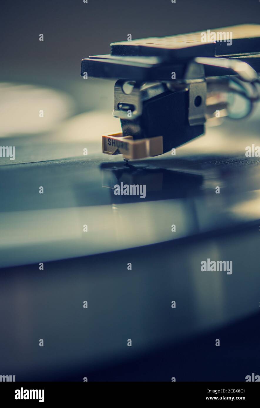 Vinyl-Album auf einem Plattenspieler Stockfoto