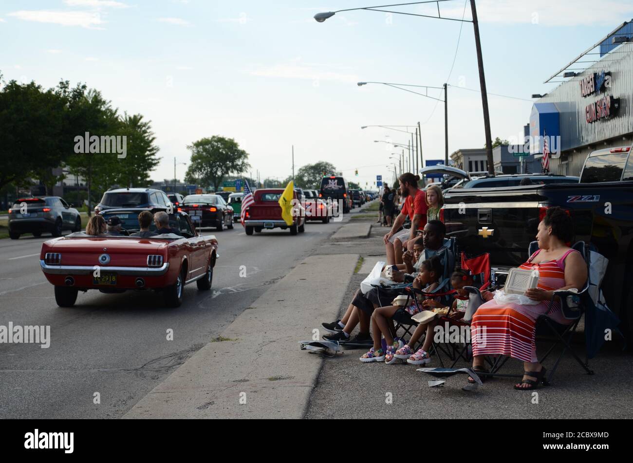 Royal Oak, USA. August 2020. SIPA USA Geschichte über die Michigan Republican Party, die eine MAGA Dream Cruise veranstaltet, nachdem die Woodward Dream Cruise wegen des Covid Virus abgesagt wurde. Das Foto wurde auf der Woodward Avenue aufgenommen, die sich an der Woodward Avenue, Royal Oak, Michigan befindet. Foto aufgenommen am Samstag, 15. August 2020. (Foto von Bridget Barrett/Sipa USA) Quelle: SIPA USA/Alamy Live News Stockfoto