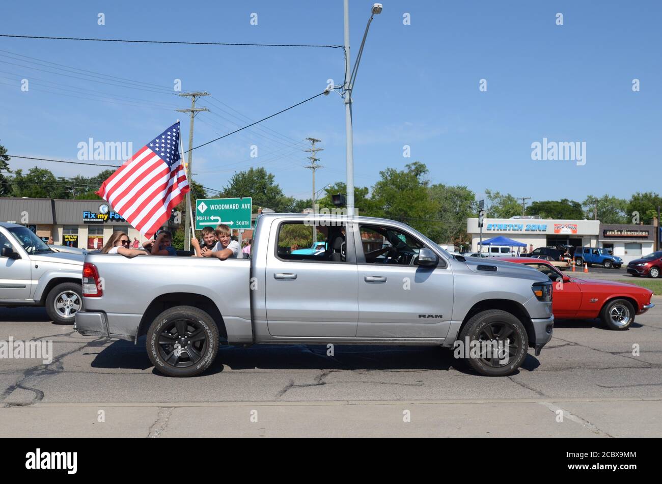 Royal Oak, USA. August 2020. SIPA USA Geschichte über die Michigan Republican Party, die eine MAGA Dream Cruise veranstaltet, nachdem die Woodward Dream Cruise wegen des Covid Virus abgesagt wurde. Das Foto wurde auf der Woodward Avenue aufgenommen, die sich an der Woodward Avenue, Royal Oak, Michigan befindet. Foto aufgenommen am Samstag, 15. August 2020. (Foto von Bridget Barrett/Sipa USA) Quelle: SIPA USA/Alamy Live News Stockfoto