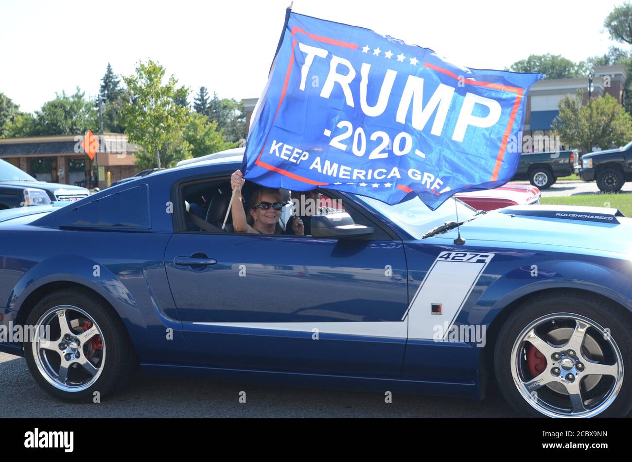 Royal Oak, USA. August 2020. SIPA USA Geschichte über die Michigan Republican Party, die eine MAGA Dream Cruise veranstaltet, nachdem die Woodward Dream Cruise wegen des Covid Virus abgesagt wurde. Das Foto wurde auf der Woodward Avenue aufgenommen, die sich an der Woodward Avenue, Royal Oak, Michigan befindet. Foto aufgenommen am Samstag, 15. August 2020. (Foto von Bridget Barrett/Sipa USA) Quelle: SIPA USA/Alamy Live News Stockfoto