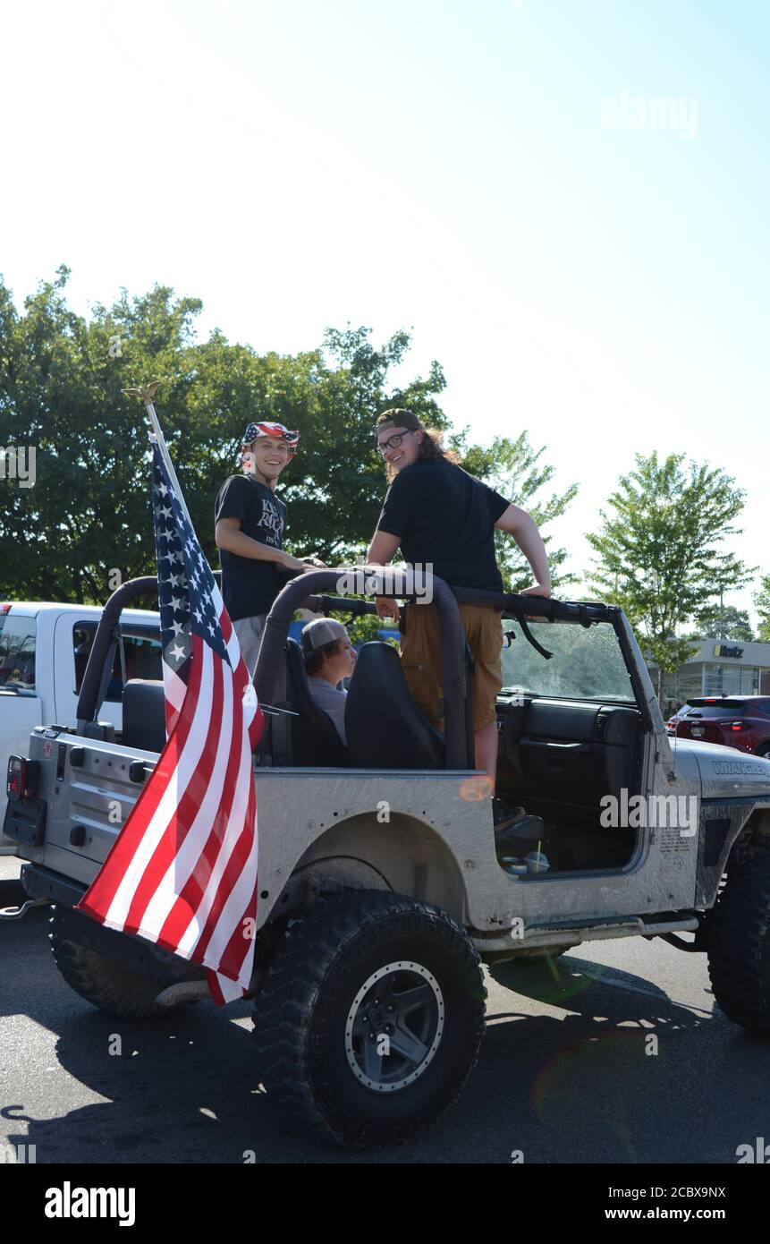 Royal Oak, USA. August 2020. SIPA USA Geschichte über die Michigan Republican Party, die eine MAGA Dream Cruise veranstaltet, nachdem die Woodward Dream Cruise wegen des Covid Virus abgesagt wurde. Das Foto wurde auf der Woodward Avenue aufgenommen, die sich an der Woodward Avenue, Royal Oak, Michigan befindet. Foto aufgenommen am Samstag, 15. August 2020. (Foto von Bridget Barrett/Sipa USA) Quelle: SIPA USA/Alamy Live News Stockfoto