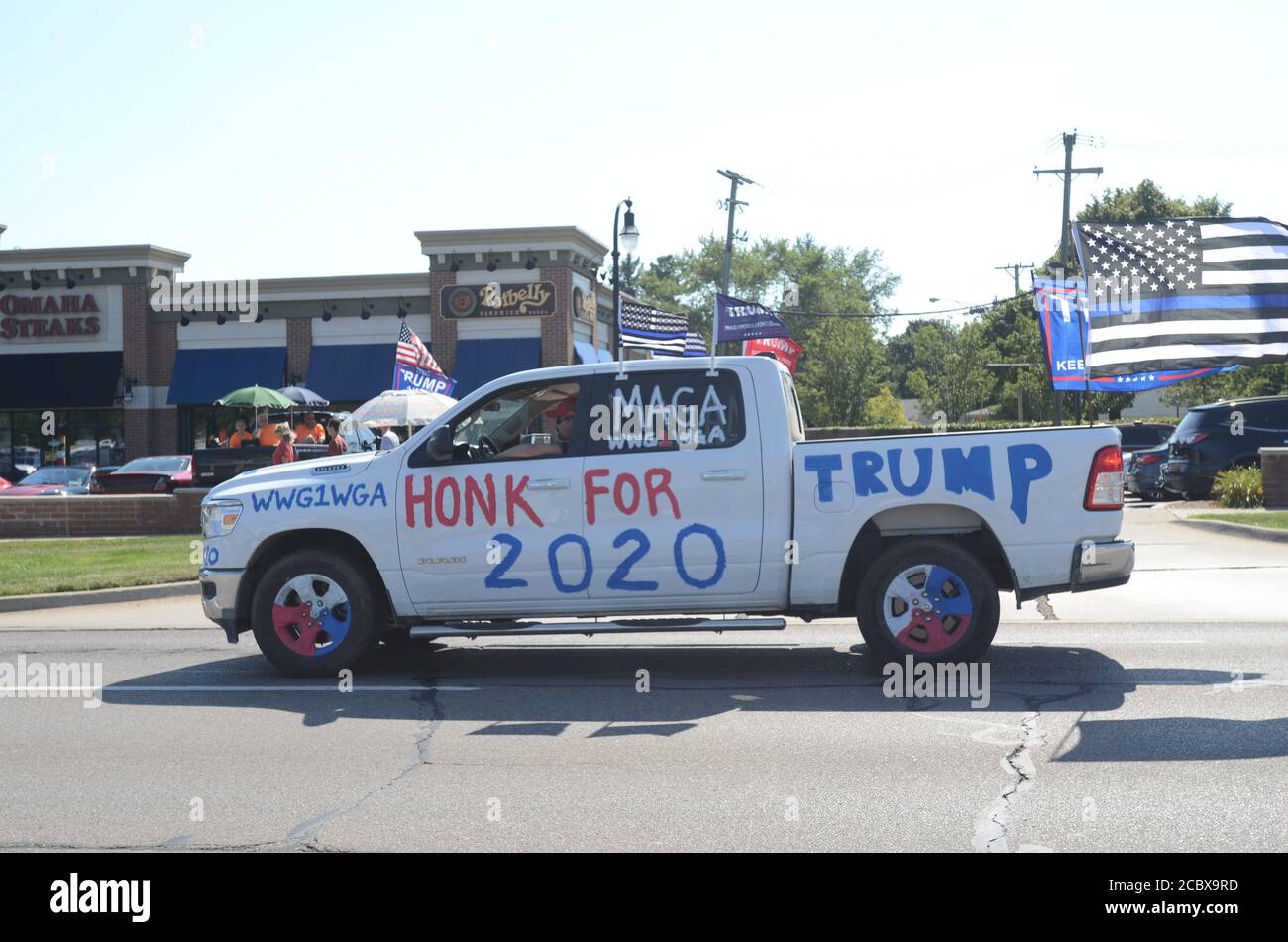 Royal Oak, USA. August 2020. SIPA USA Geschichte über die Michigan Republican Party, die eine MAGA Dream Cruise veranstaltet, nachdem die Woodward Dream Cruise wegen des Covid Virus abgesagt wurde. Das Foto wurde auf der Woodward Avenue aufgenommen, die sich an der Woodward Avenue, Royal Oak, Michigan befindet. Foto aufgenommen am Samstag, 15. August 2020. (Foto von Bridget Barrett/Sipa USA) Quelle: SIPA USA/Alamy Live News Stockfoto