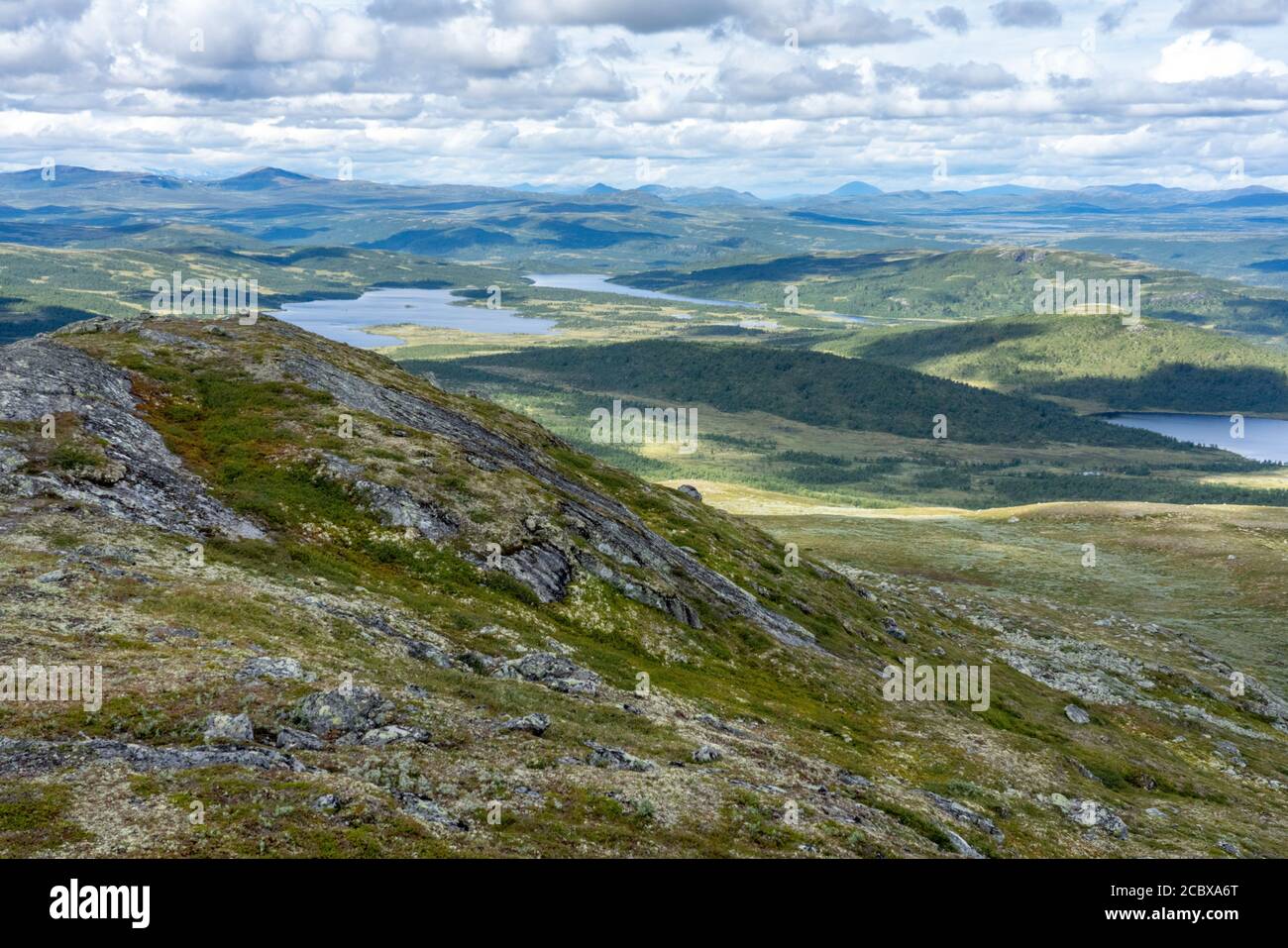 Blick von den Hängen des Djuptjernkamen in Richtung Lenningen in Zentral Norwegen Stockfoto
