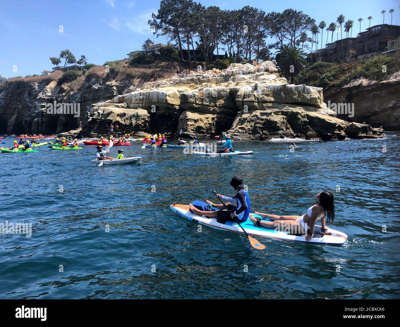 San Diego, Kalifornien, USA. August 2020. Leute paddeln Bord und Kajak in  La Jolla Cove während einer Rekordhitze. Viele Menschen haben  Outdoor-Aktivitäten während der Coronavirus-Pandemie aufgenommen, da viele  Indoor-Aktivitäten eingestellt wurden ...