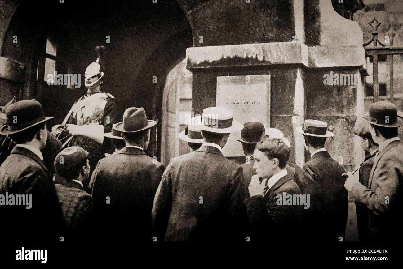 Am 5. August 1914, nach der Kriegserklärung durch die deutsche Invasion Belgiens, versammeln sich in London Menschenmengen. Es folgte die Ermordung des Erzherzogs Franz Ferdinand von Österreich, dem mutmaßlichen Thronfolger Österreich-Ungarns, in Sarajevo am 28. Juni 1914 durch den bosnischen Serben Gavrilo Princip. Stockfoto Am 5. August 1914, nach der Kriegserklärung durch die deutsche Invasion Belgiens, versammeln sich in London Menschenmengen. Es folgte die Ermordung des Erzherzogs Franz Ferdinand von Österreich, dem mutmaßlichen Thronfolger Österreich-Ungarns, in Sarajevo am 28. Juni 1914 durch den bosnischen Serben Gavrilo Princip. Stockfoto