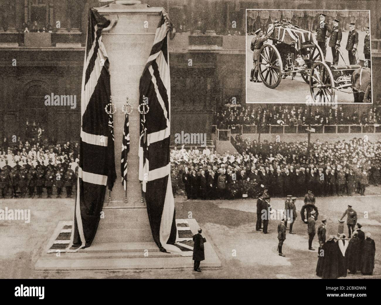 Am Morgen des 11. November 1920 wurde die Schatulle eines nicht identifizierten britischen Soldaten, der während des Ersten Weltkriegs auf einem europäischen Schlachtfeld getötet wurde, auf einen Waffenwagen der Royal Horse Artillery gelegt und von sechs Pferden durch ungeheure und stille Menschenmassen gezogen. Es ging entlang Whitehall, wo das Cenotaph, ein 'symbolisches leeres Grab', wurde von König George V. enthüllt Stockfoto
