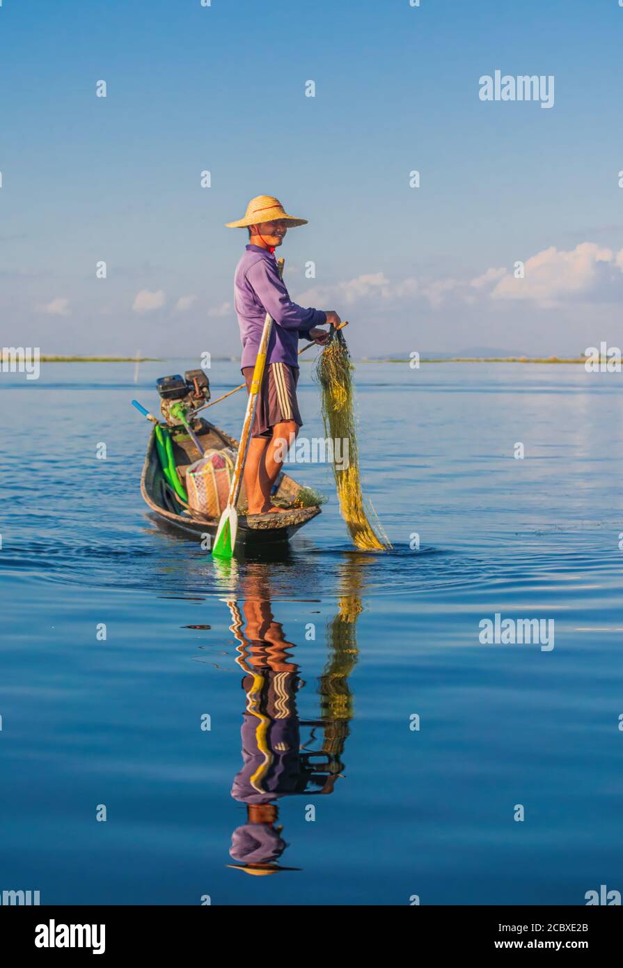 Inle Lake, Myanmar - 4. Januar 2018: Junger Burmeser Bereitet Sein Fischernetz Vor Stockfoto