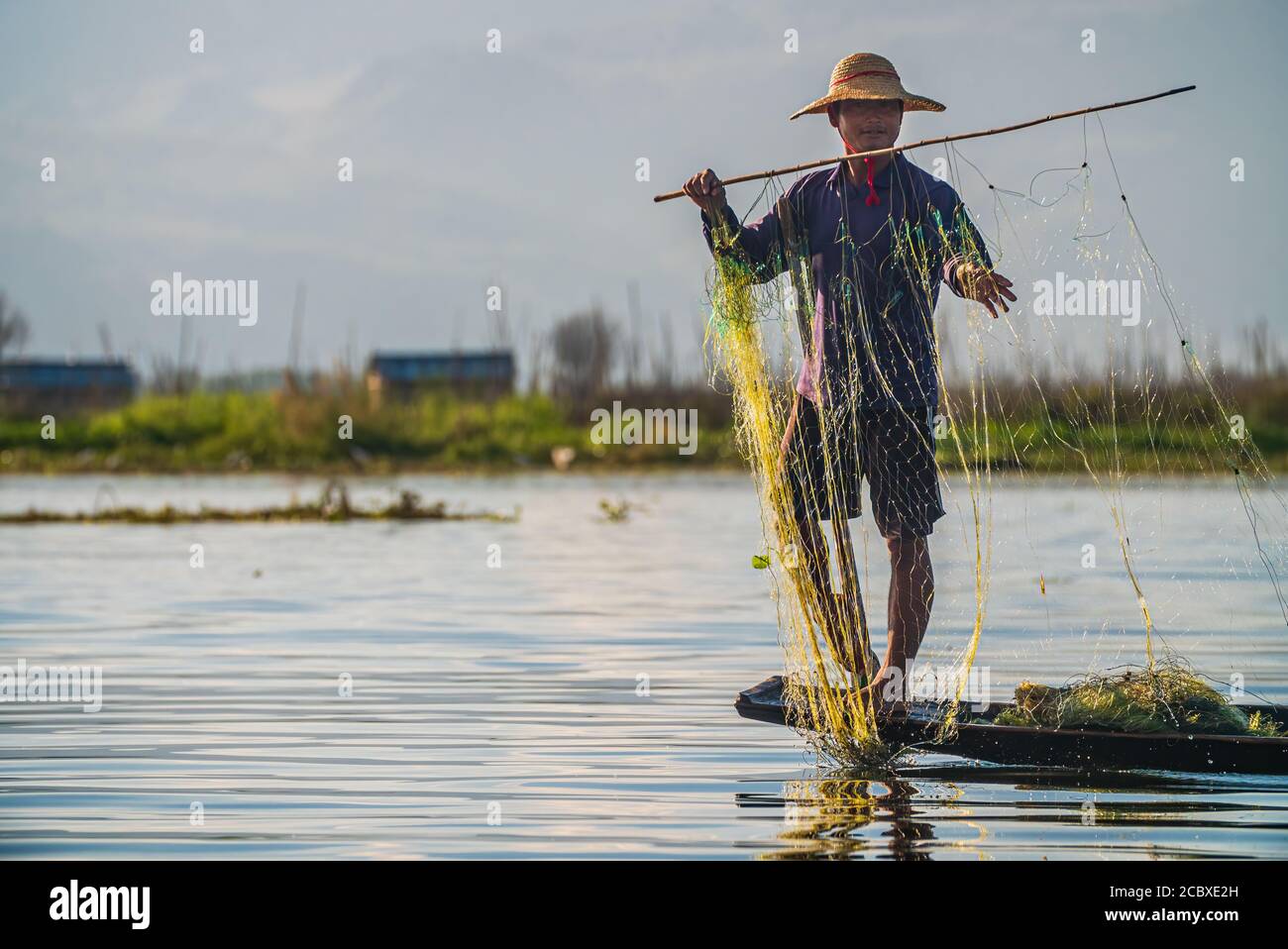 Inle Lake, Myanmar - 4. Januar 2018: Junger Burmeser Bereitet Sein Fischernetz Vor Stockfoto