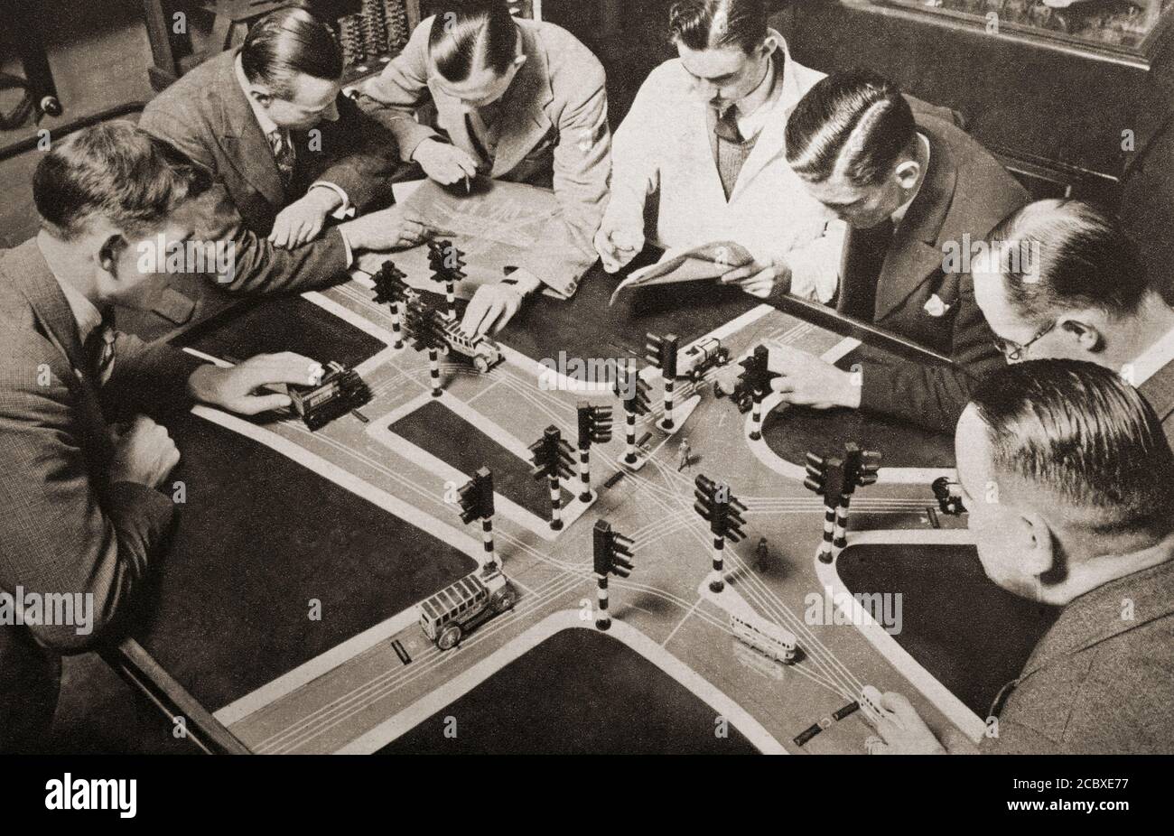 Nach erhöhten Verkehrsunfällen im Jahr 1934 planen Verkehrsexperten die Einführung von Ampeln an einer Londoner Kreuzung Stockfoto