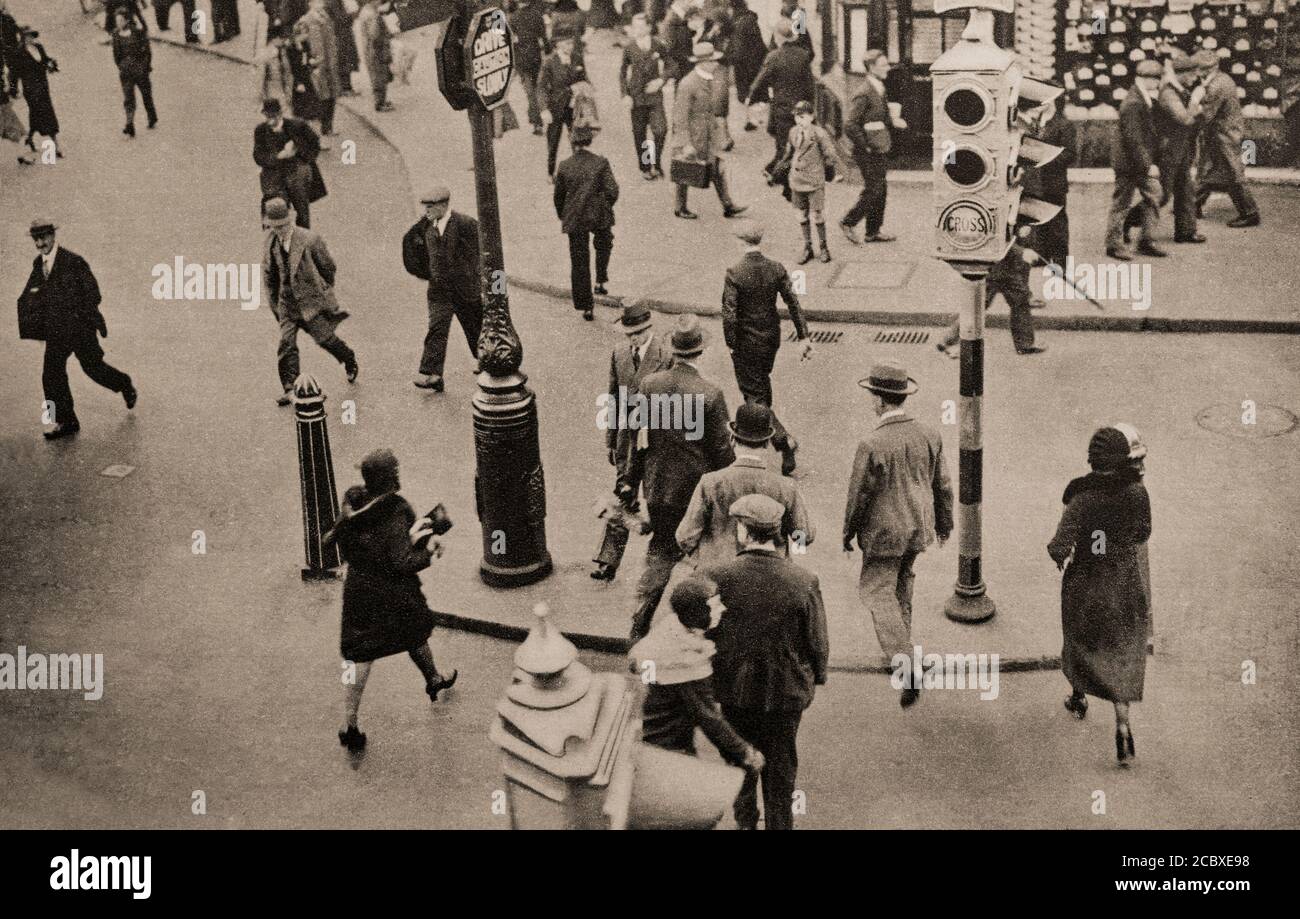 Nach den erhöhten Verkehrsunfällen im Jahr 1934, Fußgängerampeln, Nagel übersäte Korridore über stark befahrene Straßen an einer Kreuzung in London. Stockfoto Nach den erhöhten Verkehrsunfällen im Jahr 1934, Fußgängerampeln, Nagel übersäte Korridore über stark befahrene Straßen an einer Kreuzung in London. Stockfoto