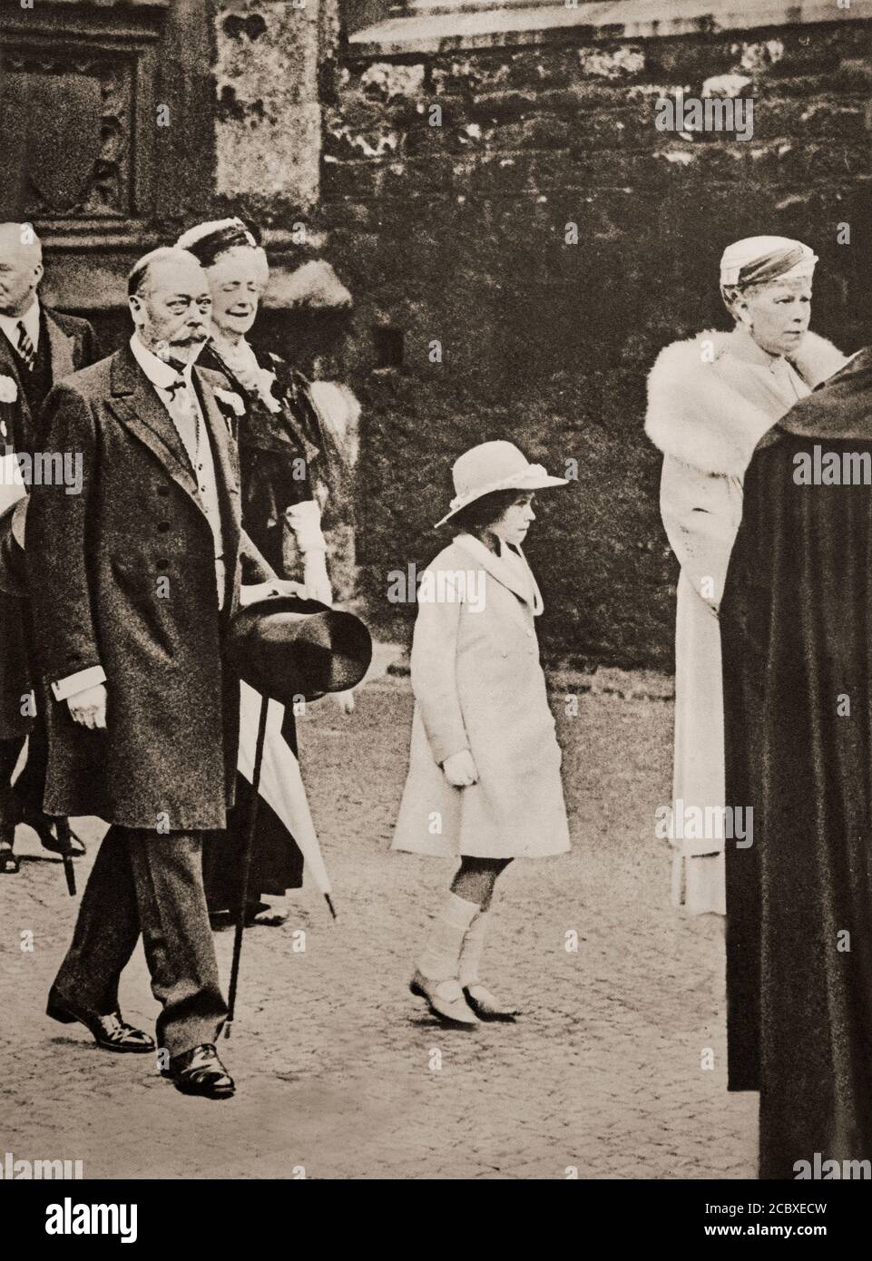 König George V (1865-1936) mit Königin Consort Mary und Enkelin Elizabeth (zukünftige Elizabeth II geboren 21 April 1926) zu Fuß zu Westminster Abbey im Jahr 1934. Stockfoto König George V (1865-1936) mit Königin Consort Mary und Enkelin Elizabeth (zukünftige Elizabeth II geboren 21 April 1926) zu Fuß zu Westminster Abbey im Jahr 1934. Stockfoto