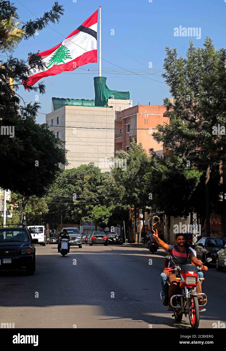 Beirut, Libanon. August 2020. Eine libanesische Nationalflagge mit einer schwarzen Linie als Symbol der Trauer ist in Beirut, Libanon, am 16. August 2020 zu sehen. Am 4. August erschütterte zwei riesige Explosionen den Hafen von Beirut, erschütterte Gebäude in der libanesischen Hauptstadt und tötete über 177, während 6,000 weitere verletzt wurden. Die Verluste wurden vom Gouverneur Beiruts auf mehr als 10 Milliarden US-Dollar geschätzt. Quelle: Bilal Jawich/Xinhua/Alamy Live News Stockfoto