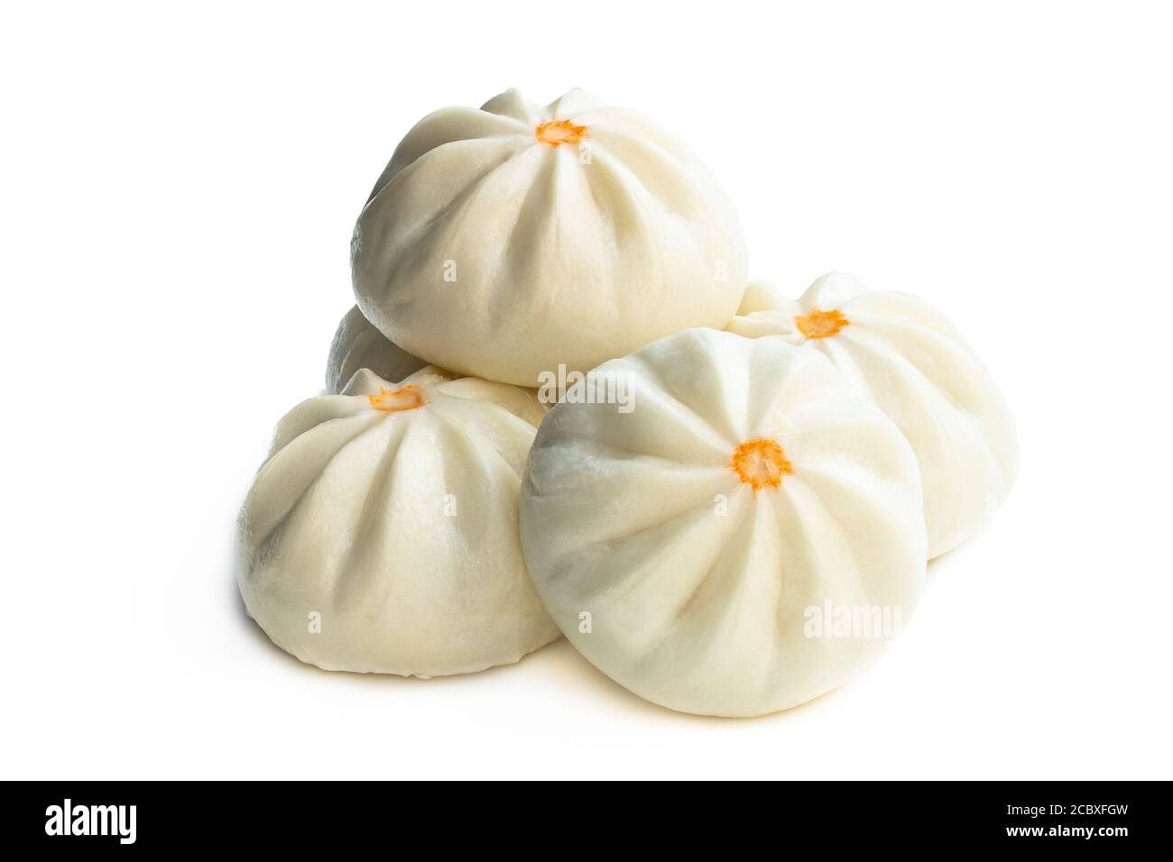 Gedämpfte bao-Brötchen mit köstlicher Füllung isoliert auf Weiß Stockfoto