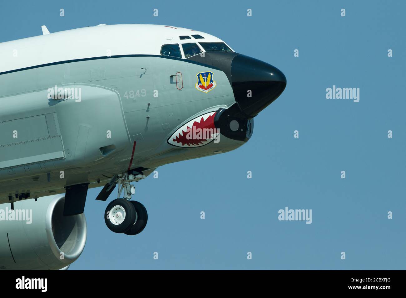 Im Finale zu sehen ist die gestrichene Nase dieser Boeing RC-135V/W Rivet Joint im Begriff, bei RAF Mildenhall, Suffolk, Großbritannien zu landen. Aufgenommen am 12. August 2020. Stockfoto