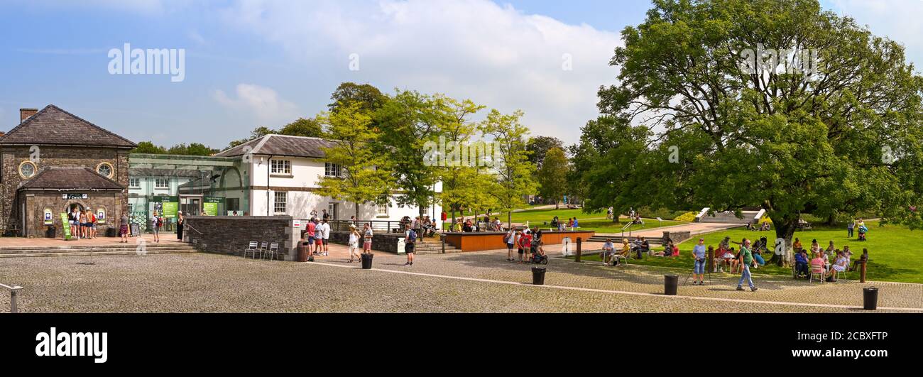 Carmarthen, Wales - August 2020: Menschen auf dem Gelände des National Botanical Garden of Wales Stockfoto