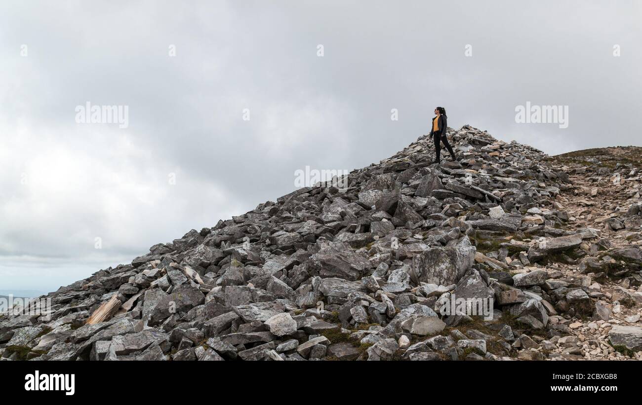 Wanderer Mädchen auf der Spitze des Errigal Berg. Donegal County, Irland. Teil des Wild Atlantic Way. Stockfoto