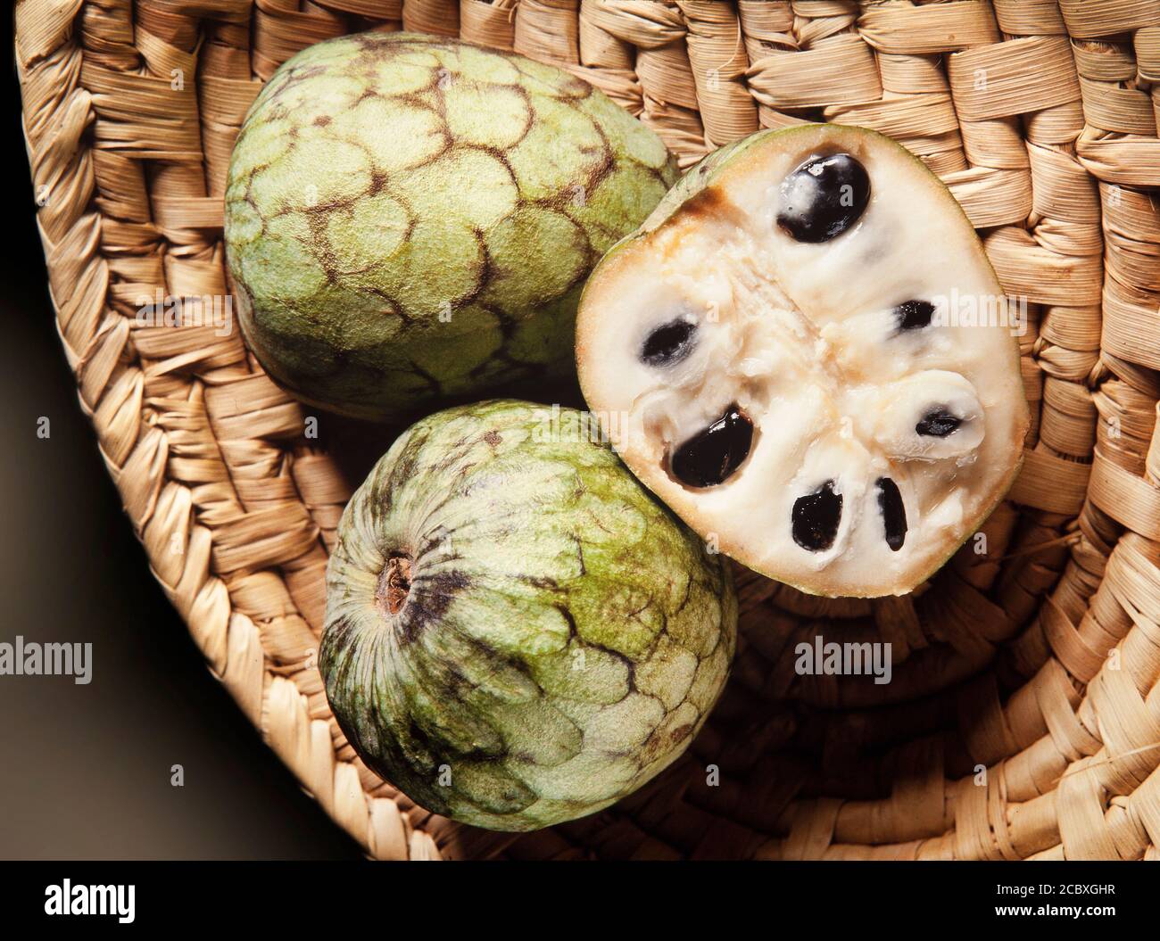 Pudding Apple, (Cherimoya) Annona cherimoya, Schnittschnitt mit Samen, stammt aus Peru & Equador Stockfoto