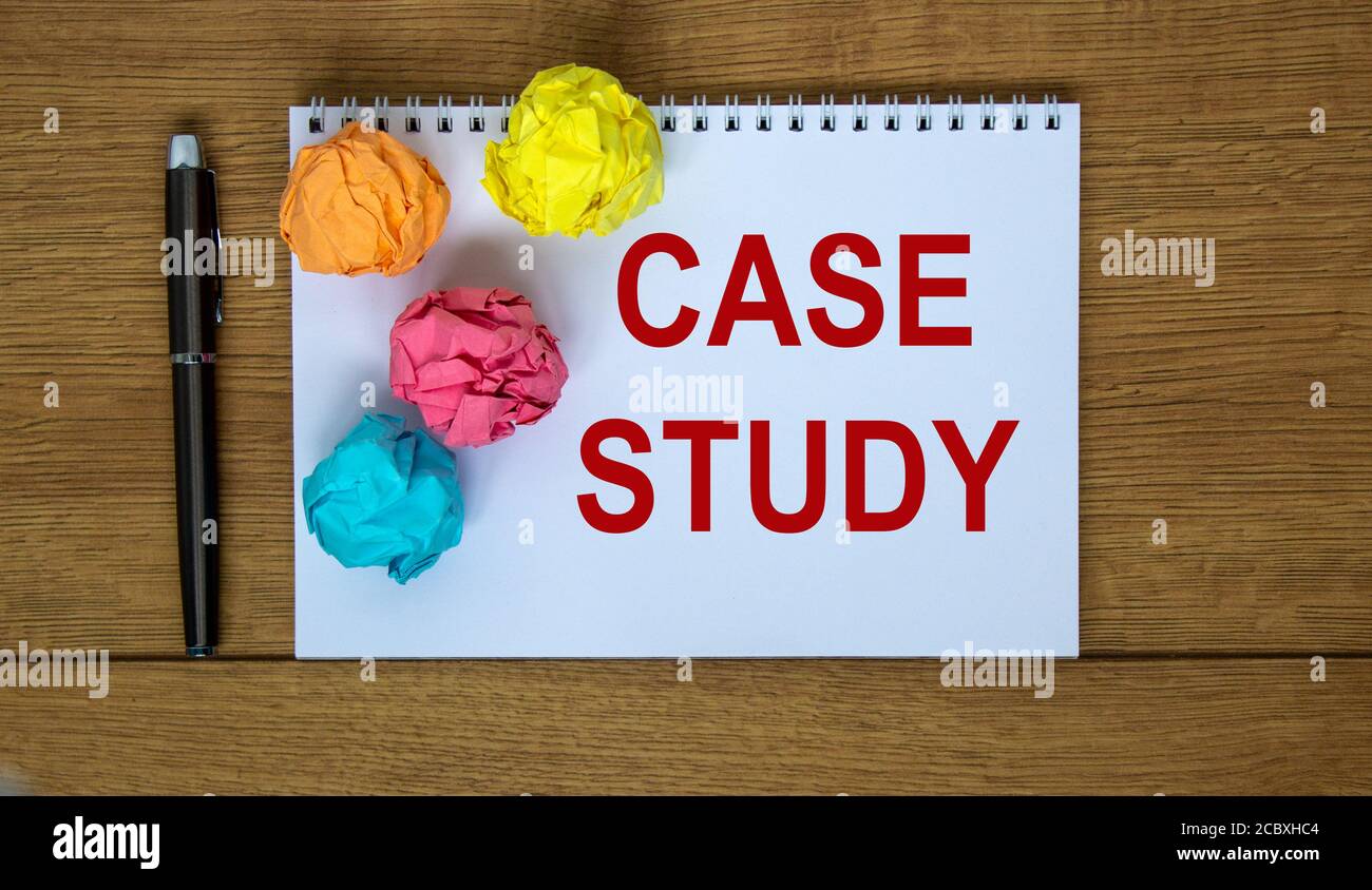 Weiße Note mit Aufschrift 'Case Study' auf schönem Holztisch, farbigem Papier, Stift. Geschäftskonzept. Stockfoto