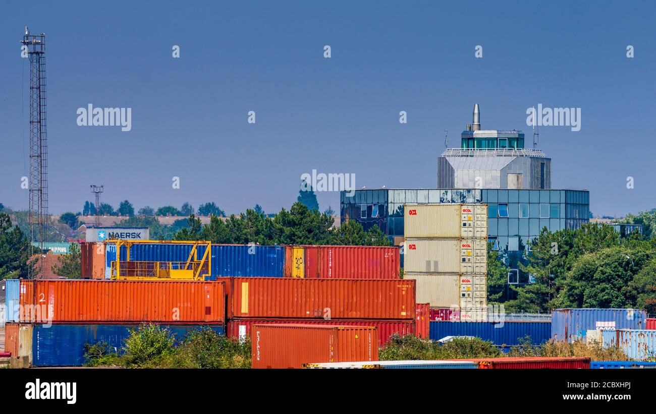 HM Revenue & Customs Felixstowe - HMRC Felixstowe blickt auf den Hafen von Felixstowe Container-Shipping Docks. Stockfoto