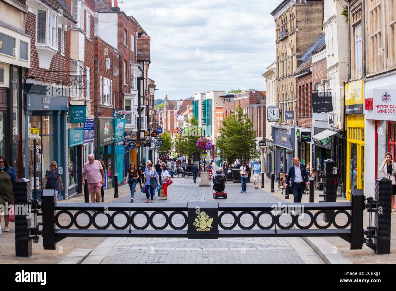 Menschen High Street Shopping entlang Peascod Street Windsor Berkshire England VEREINIGTES KÖNIGREICH Stockfoto