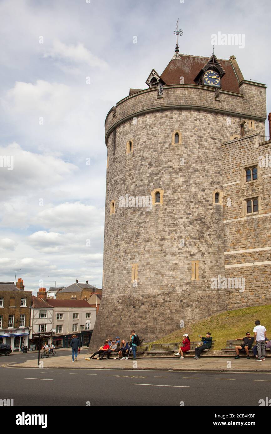 Touristen Besucher und Tagestipper nehmen den Blick auf Windsor Castle England Großbritannien Stockfoto