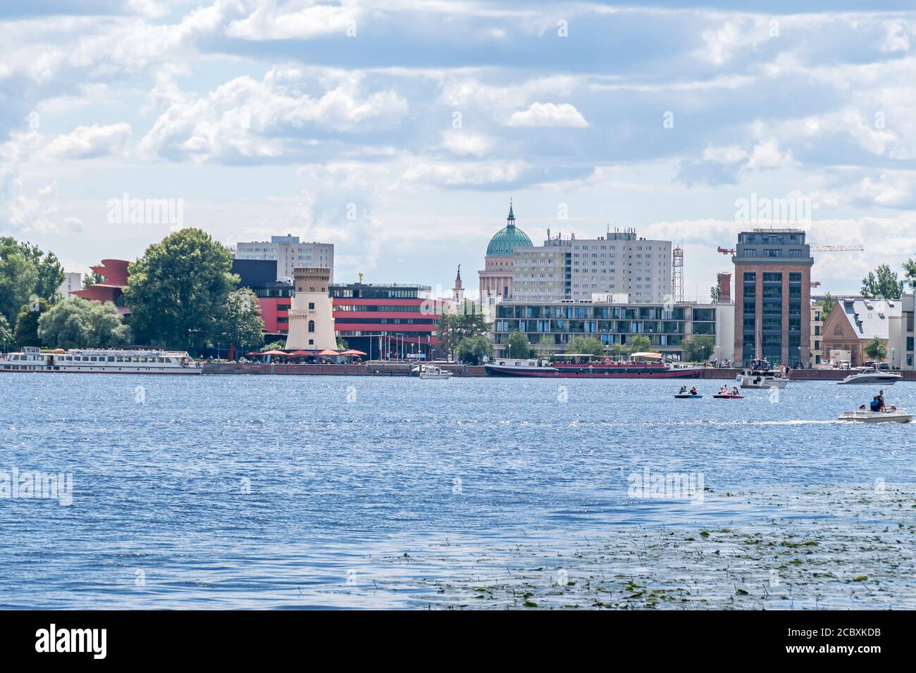 Potsdam, 12. Juli 2020: Tiefsee mit dem Kai der Schiffbauergasse, Hans Otto Theater, Chicory Mühle, Restaurant Schiff John Barnett Stockfoto