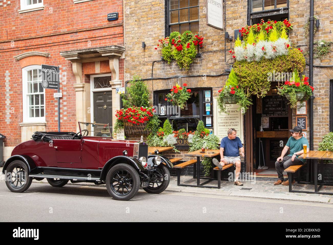 Vintage Morris Cowley Auto vor einem traditionellen englischen Pub Öffentliches Haus The Two Brewers in der Park Street in Windsor Berkshire England Großbritannien Stockfoto