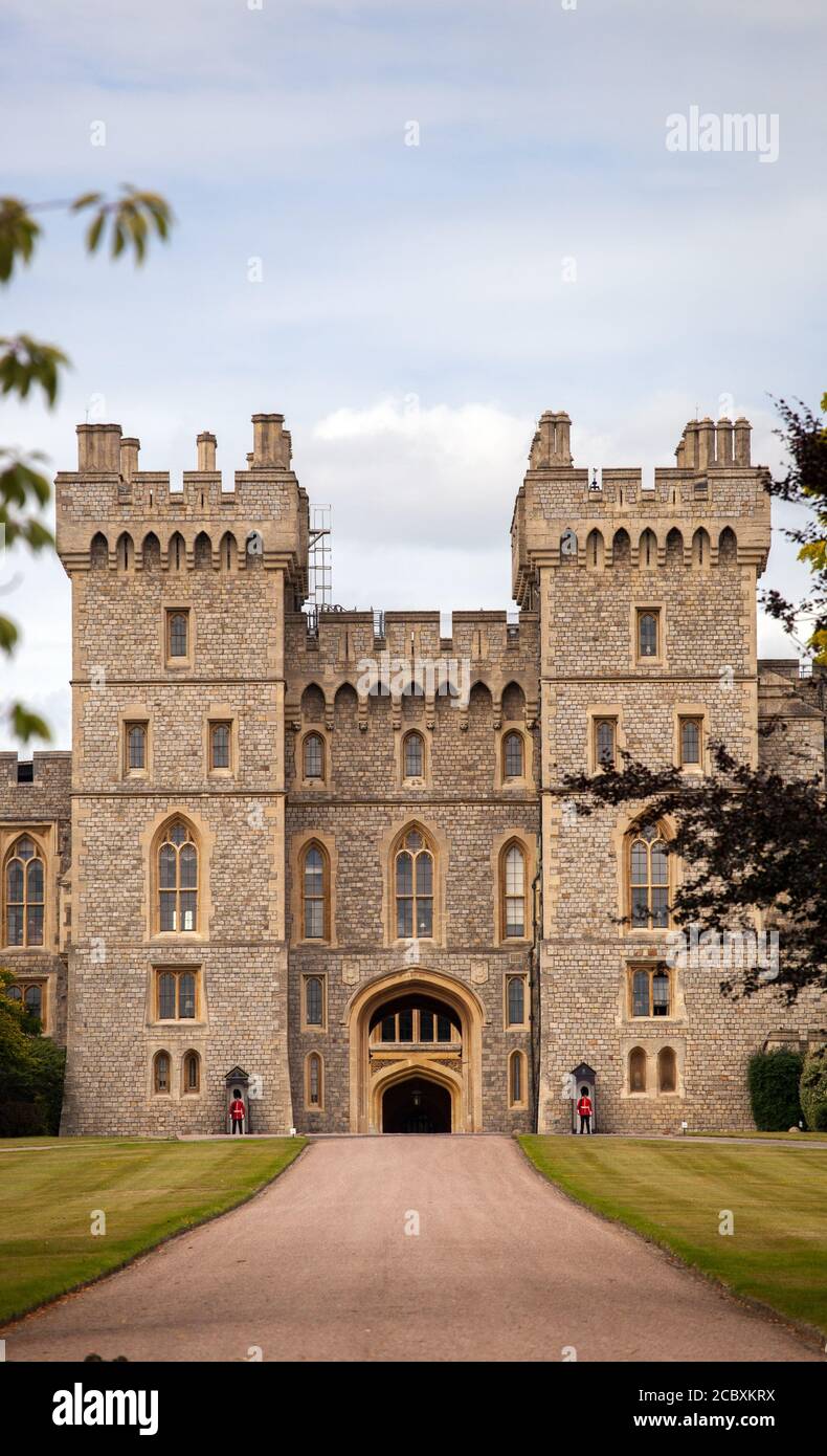 Blick auf die königlichen Wachen, die Windsor Castle bewachen Ende des langen Spaziergangs im Windsor Great Park Stockfoto