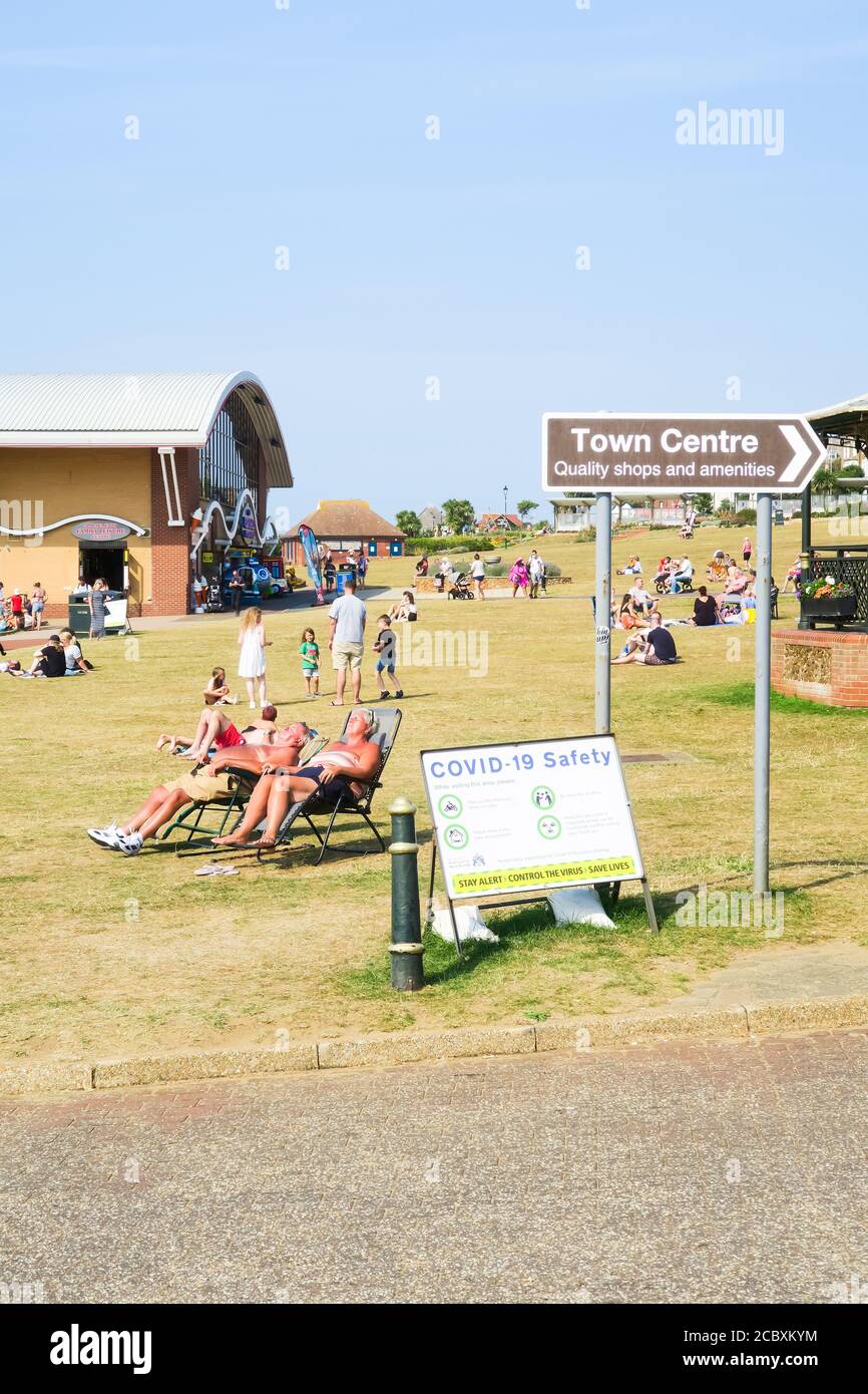 Sonnenbaden in Hunstanton. Stockfoto