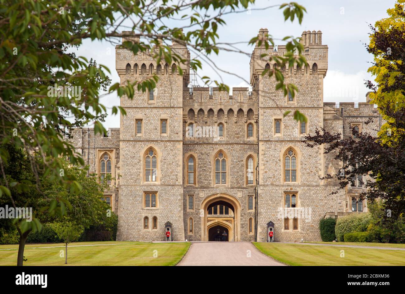 Blick auf die königlichen Wachen, die Windsor Castle bewachen Ende des langen Spaziergangs im Windsor Great Park Stockfoto