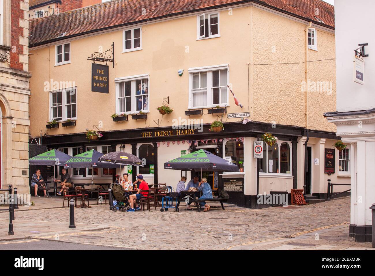 Die Leute saßen vor dem öffentlichen Haus des Prince Harry Pub Market Street Windsor England UK Essen und Trinken Stockfoto